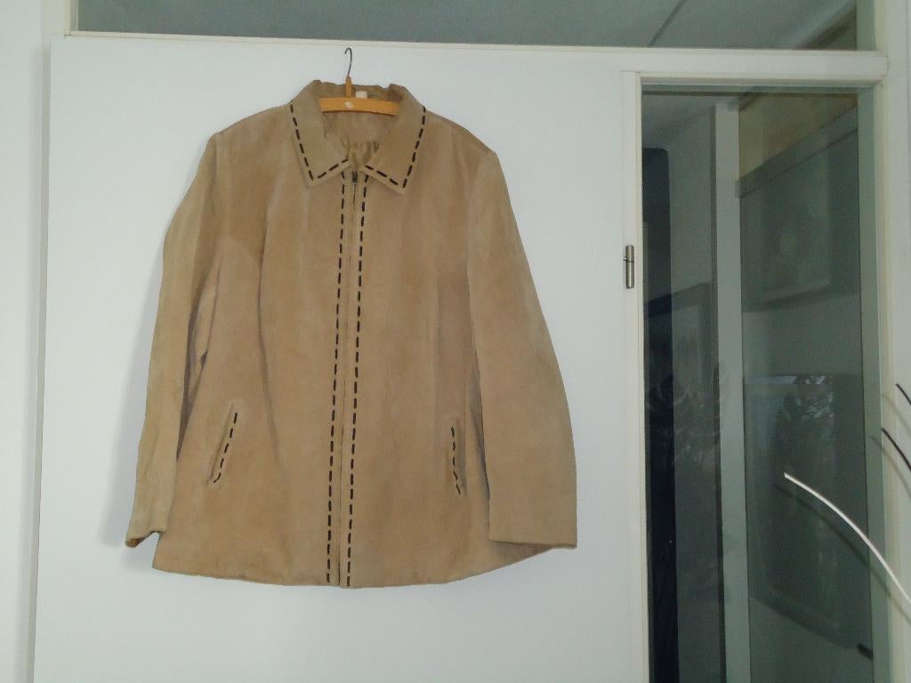 suede jas beige met bruine bies, Ophalen of Verzenden, Gedragen, Maat 46/48 (XL) of groter, Beige