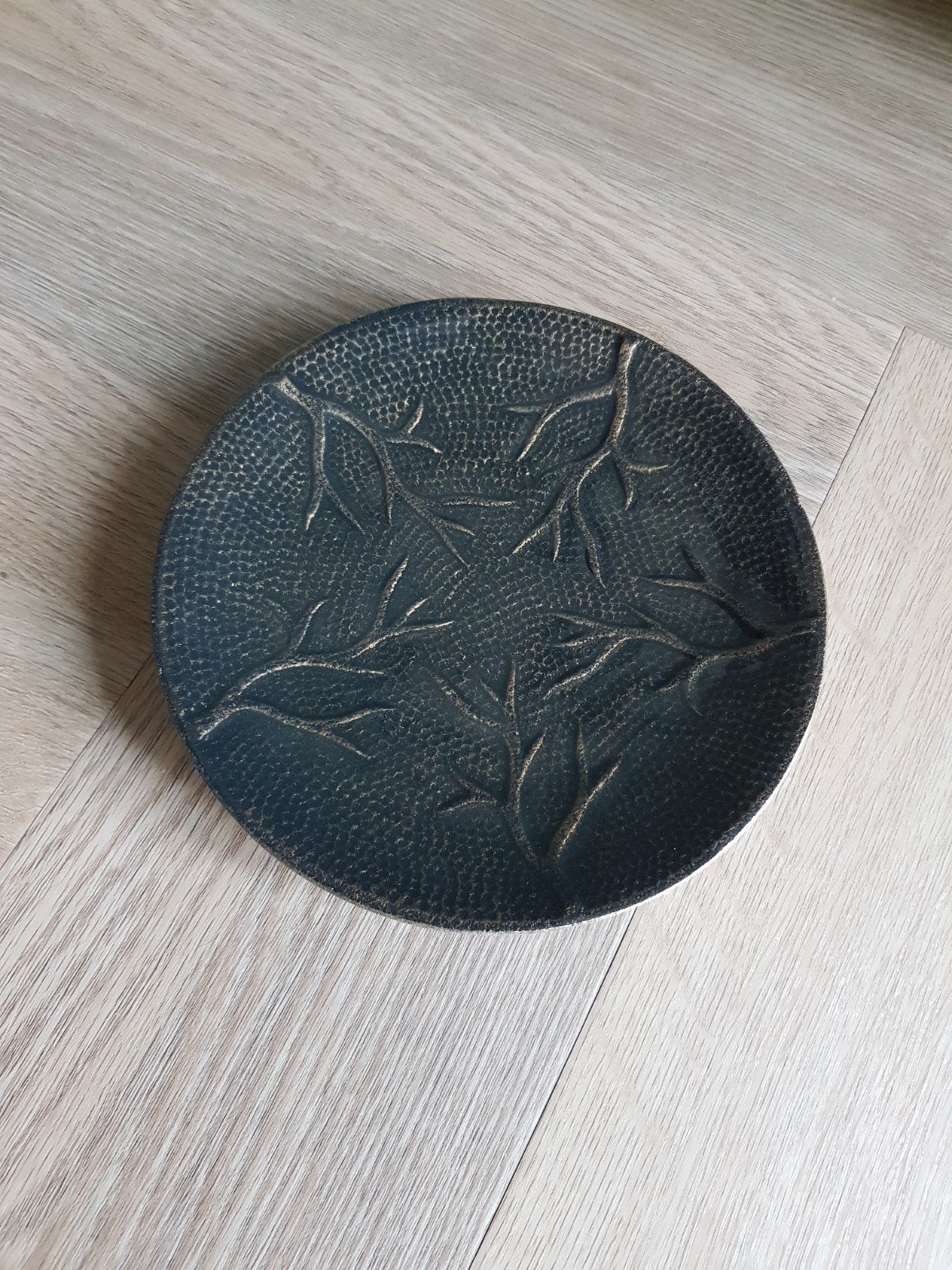 Leuk bordje om op te hangen of neer te zetten, Huis en Inrichting, Woonaccessoires | Wanddecoraties, 18 cm, Zwart, Steen/keramiek