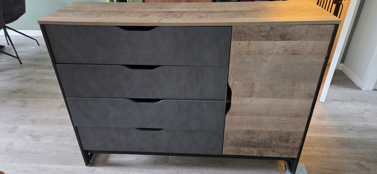 Meubella Acasia dressoir grijs/eiken 138 cm | 4 lades, Huis en Inrichting, Ophalen, Overige materialen, Gebruikt, 100 tot 150 cm