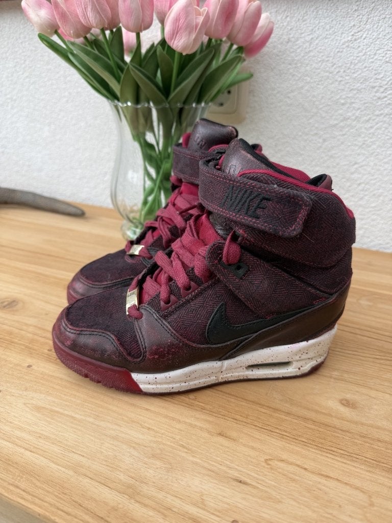 Nike AIr Revolution Sky High London - Limited Uitgave, Kleding | Dames, Schoenen, Verzenden, Nike, Rood, Sneakers of Gympen