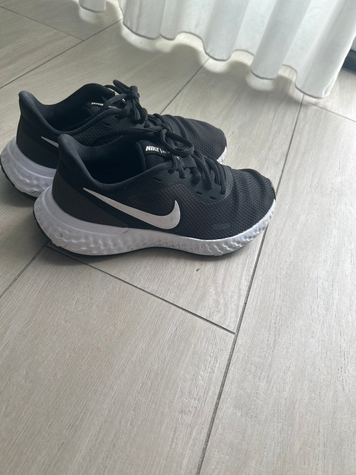 Nike Revolution hardloopschoenen maat 37.5, Ophalen of Verzenden, Gedragen, Zwart, Sneakers of Gympen