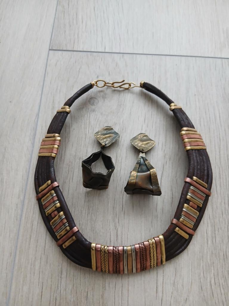 Prachtige sieraden set van leer en koper., Sieraden, Tassen en Uiterlijk, Kettingen, Ophalen of Verzenden, Zo goed als nieuw, Goud