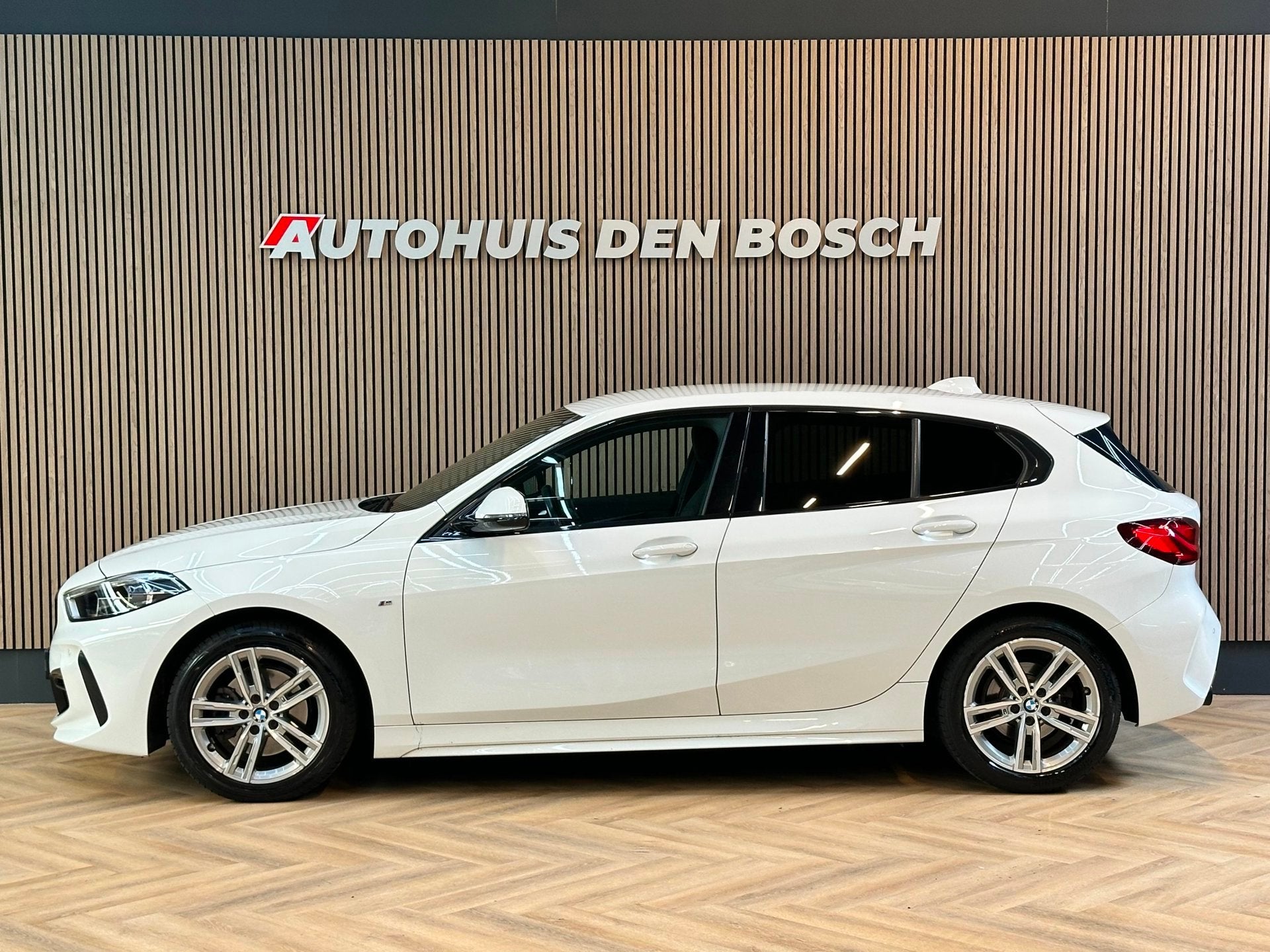 BMW 1-serie 116i Executive - Ambiance - M Sport, Auto's, BMW, Dealer onderhouden, Gebruikt, Wit, Bedrijf