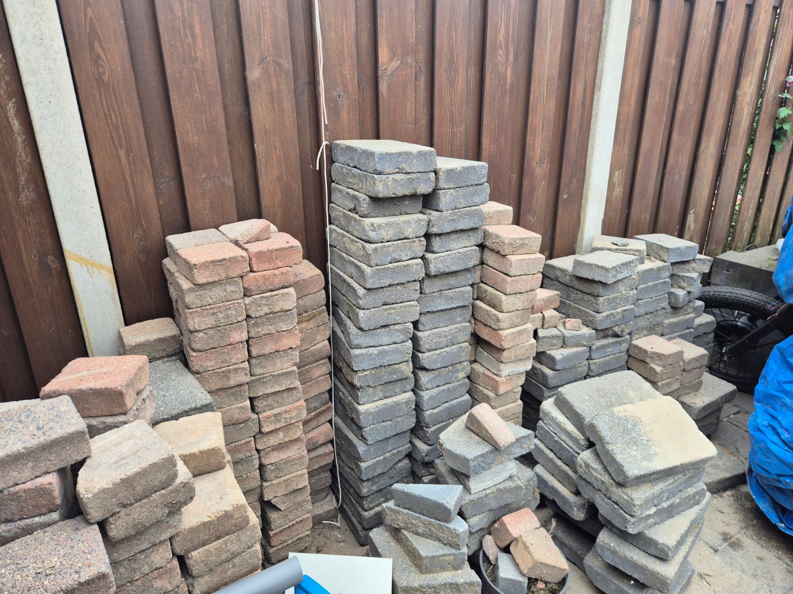 Gratis!!! Gebruikte betontegels en klinkers voor tuin of opr, Ophalen, Gebruikt, Klinkers, 10 m² of meer