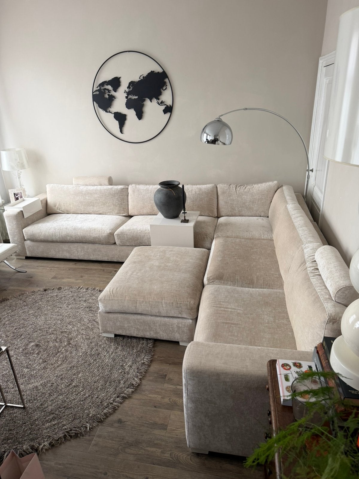 Luxe hoekbank met poef – topconditie – € 900, Ophalen, Zo goed als nieuw