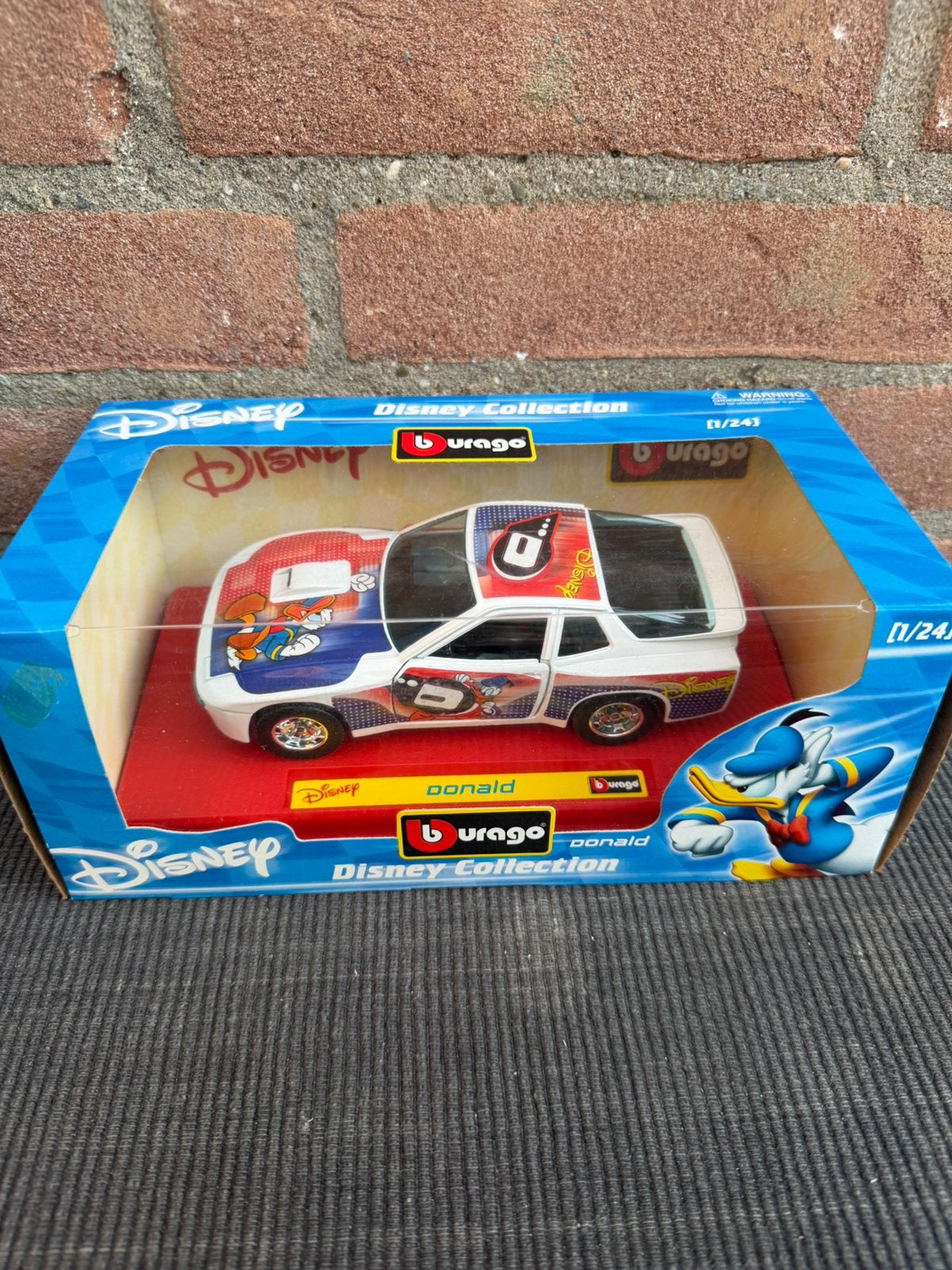 1:24 Disney Collection Porsche 125 “Donald”, Hobby en Vrije tijd, Ophalen of Verzenden, Nieuw, Auto, Bburago