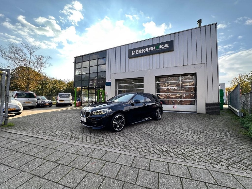 BMW 1-Serie 118i 136pk Aut 2021 Zwart  Business Edition, Auto's, 136 pk, Adaptive Cruise Control, Zwart, Origineel Nederlands