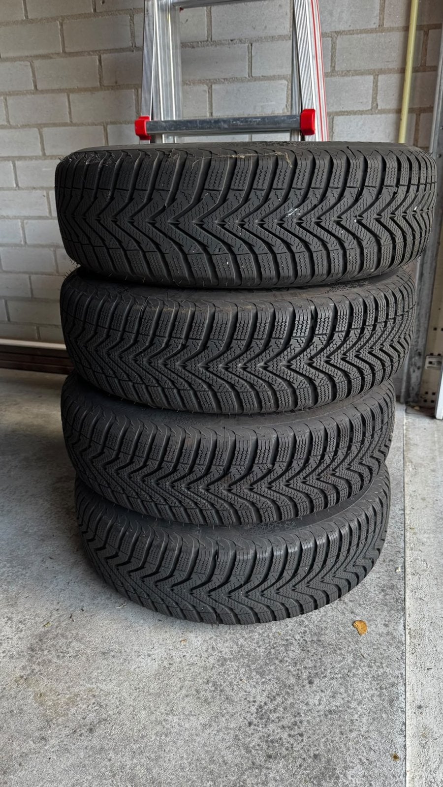 Winterbanden met velgen en Skoda wieldoppen, Auto-onderdelen, Ophalen, 14 inch, Gebruikt, Banden en Velgen