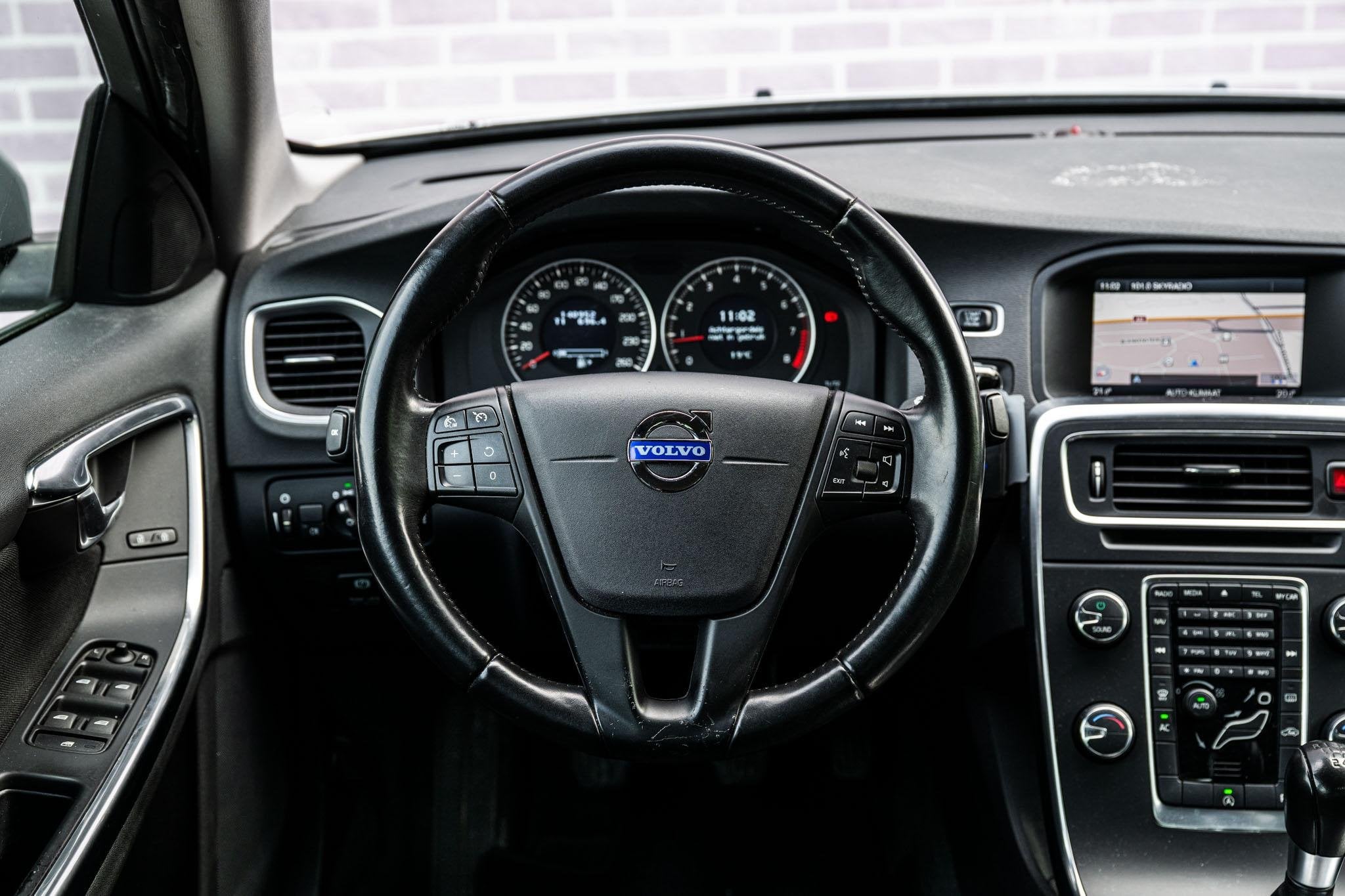 Volvo S60 1.6 T3 Kinetic | Trekhaak | RTI Navigatie | High P, Stof, Gebruikt, Zwart, 4 cilinders