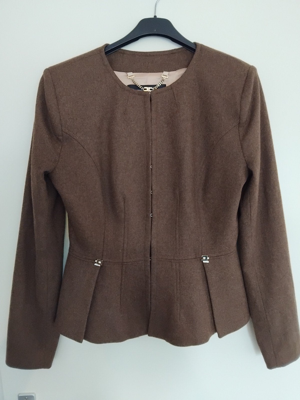 Elisabetta Franchi peplum Jasje - Bruin, Maat S, Kleding | Dames, Bruin, Elisabetta Franchi, Ophalen of Verzenden, Zo goed als nieuw