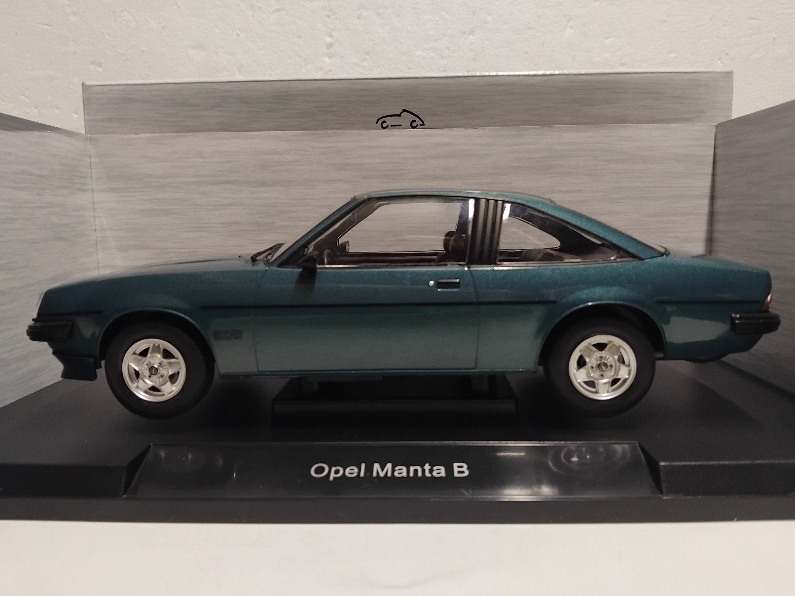 Opel Manta B GT E Coupe bluegreen 1976 new Mcg 1:18 KRD, Ophalen of Verzenden, Zo goed als nieuw, Auto, Overige merken