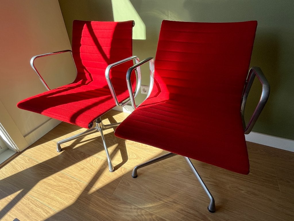 2x Vitra Eames EA108 Rode Hopsak - prijs per stuk, Ophalen, Twee, Design, Zo goed als nieuw