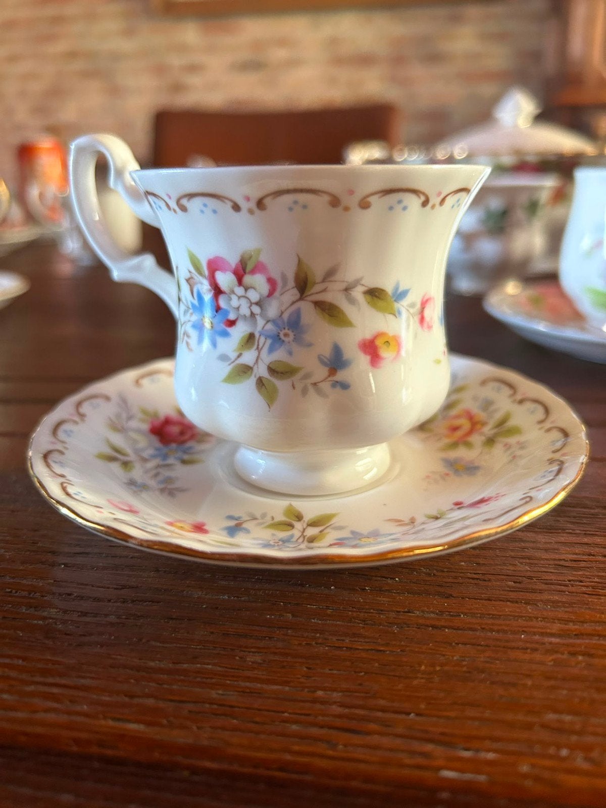 Vintage theekopje met schotel - Bloemenpatroon, Ophalen of Verzenden