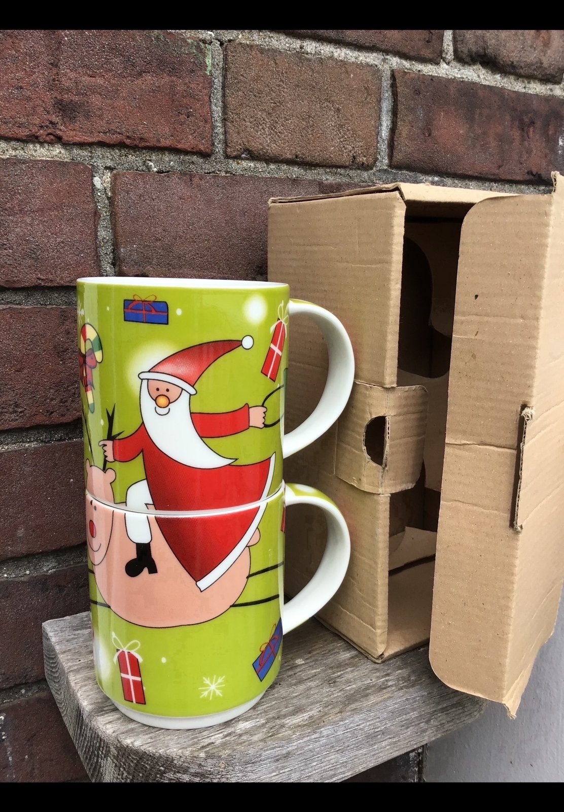 2 Mokken met kerstman er op. Doorlopend patroon. Nieuw, doos, Ophalen of Verzenden, Zo goed als nieuw
