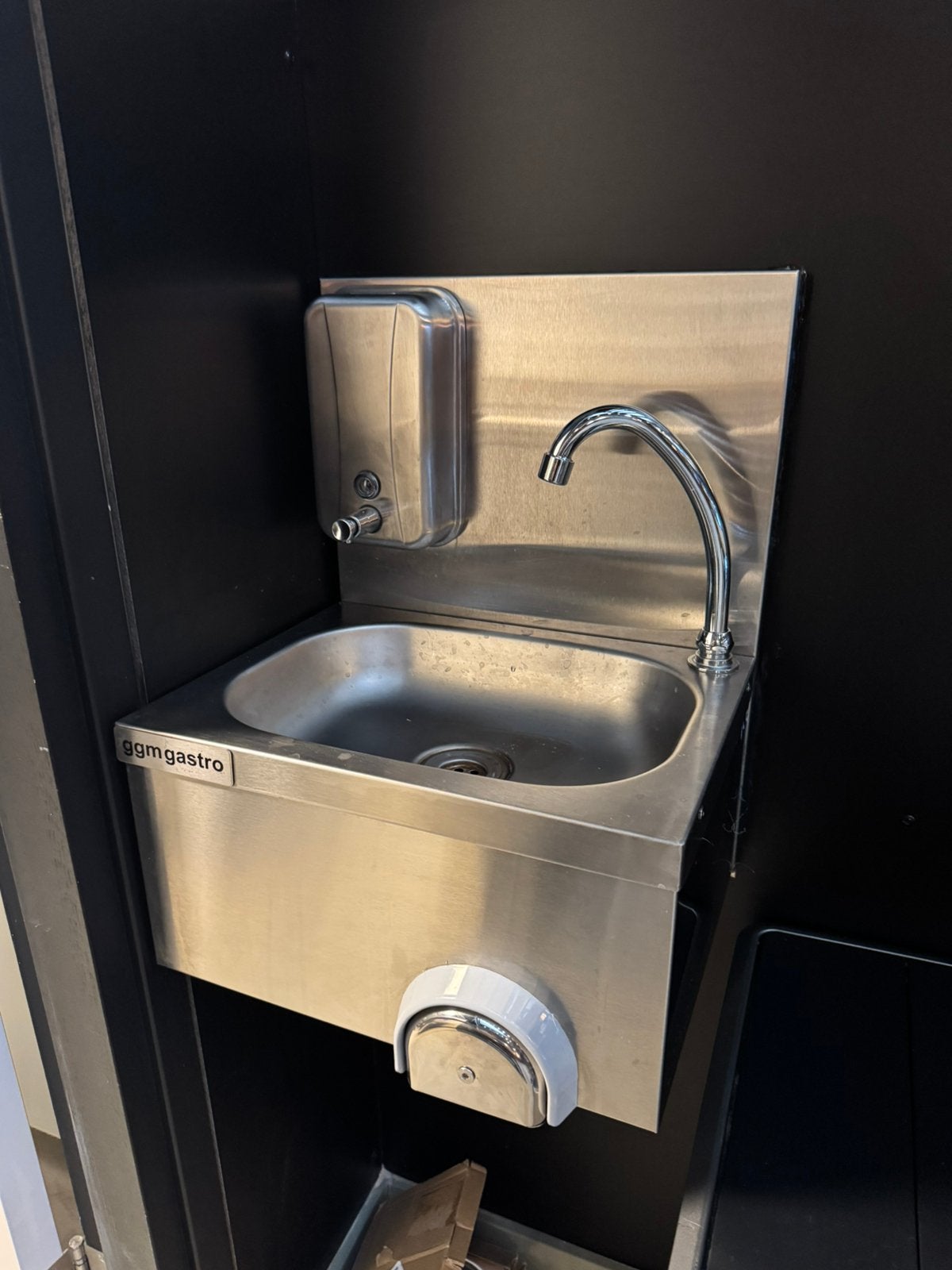 Spoel bak horeca Kniebediend met zeeppompje, Ophalen, Minder dan 50 cm, Zo goed als nieuw, Minder dan 100 cm