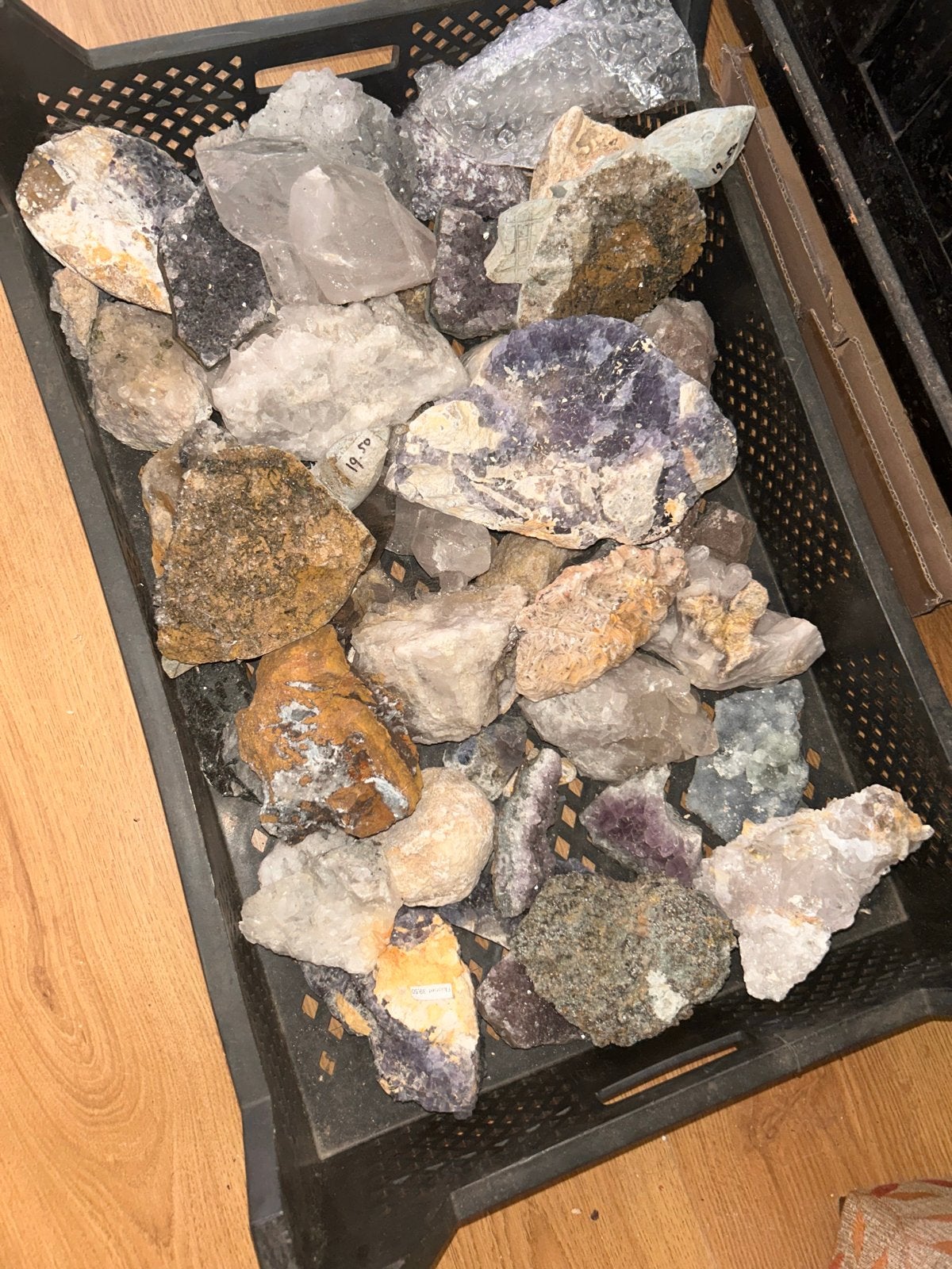 Grote krat met ruwe mineralen en edelstenen, Ophalen, Mineraal