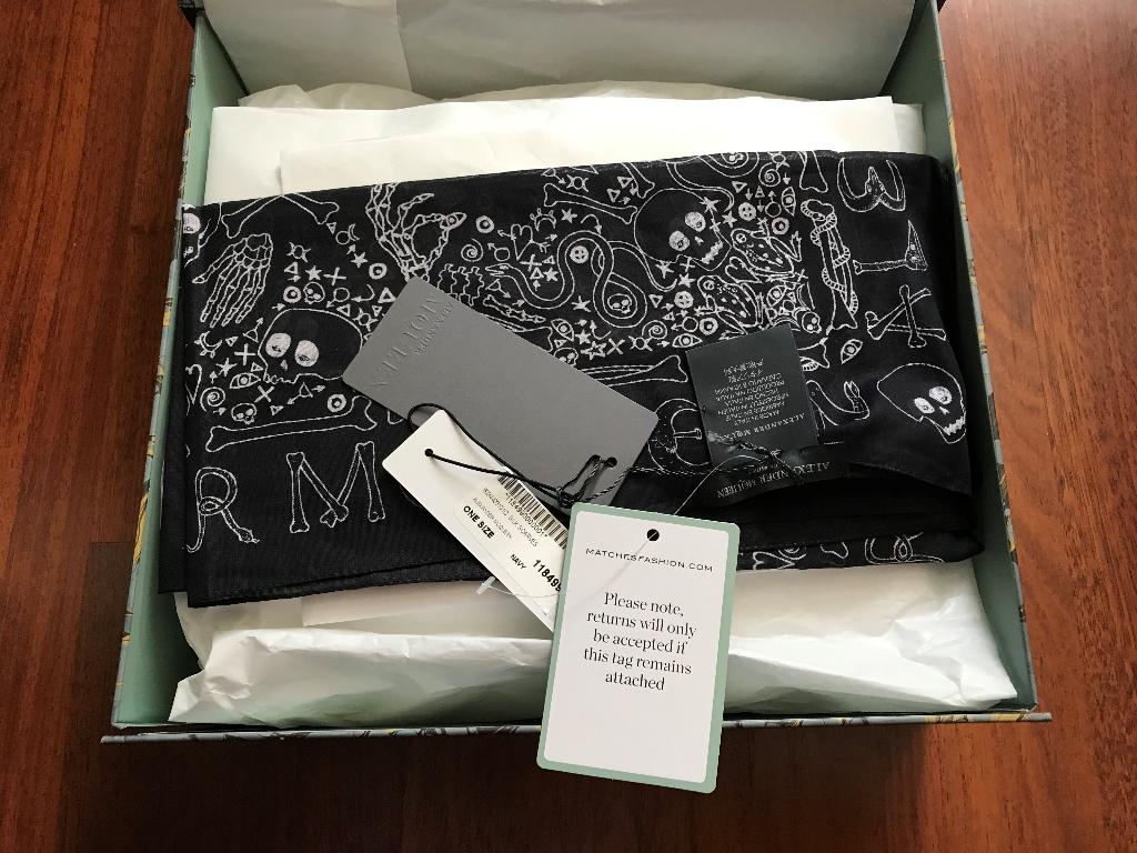 Nieuw in doos - Alexander McQueen bandana sjaal, Kleding | Dames, Mutsen, Sjaals en Handschoenen, Maat 46/48 (XL) of groter, Nieuw