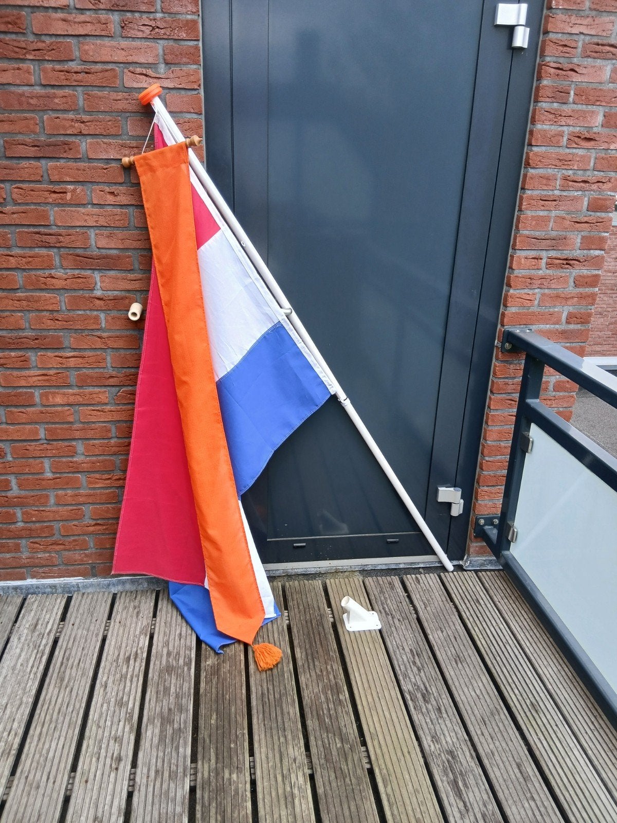 Nederlandse vlag met stok en wimpel, Ophalen