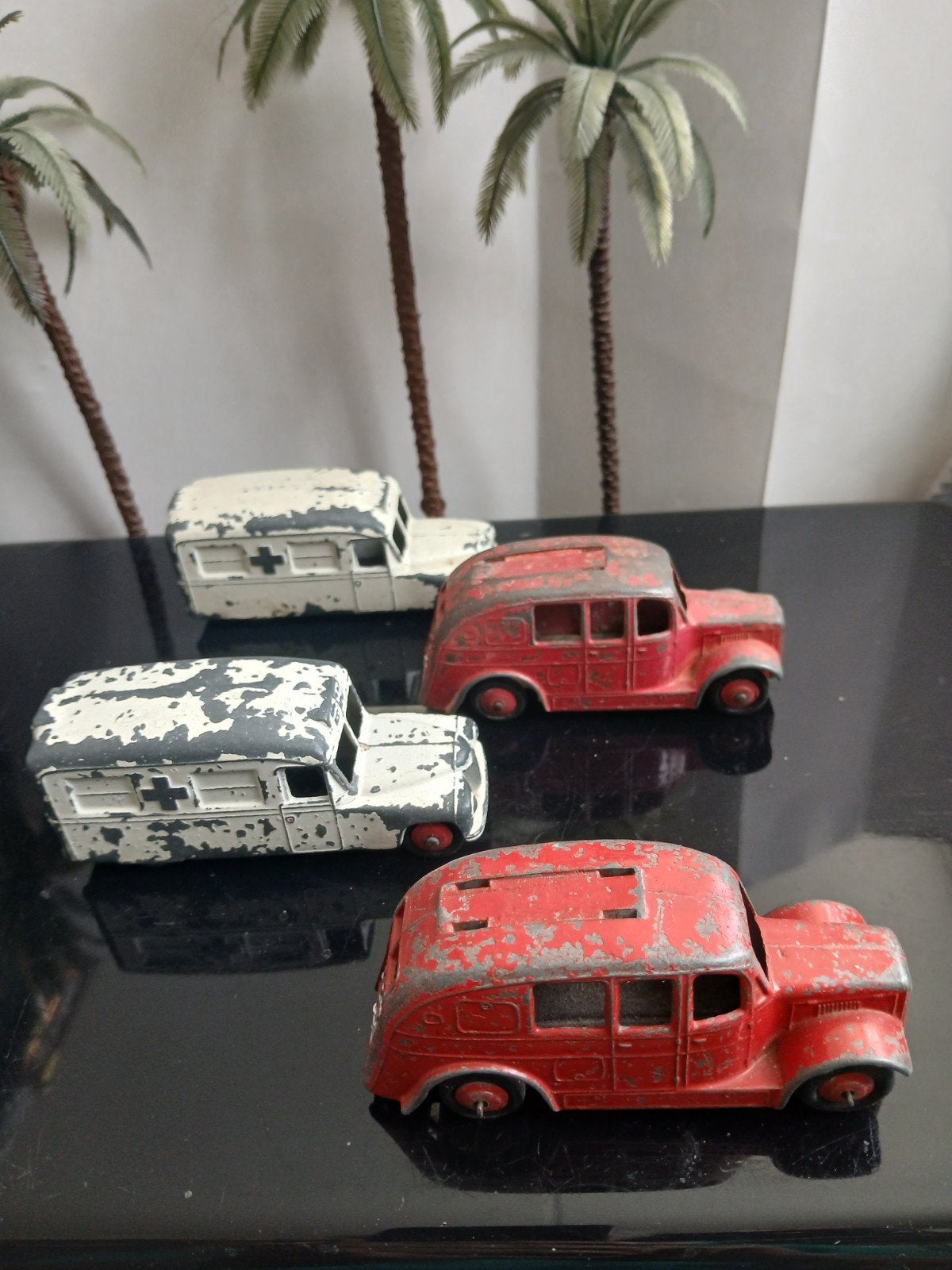 4x Dinky toys.  Daimler ambulance en brandweerwagen 250/253, Ophalen of Verzenden, Auto, Dinky Toys