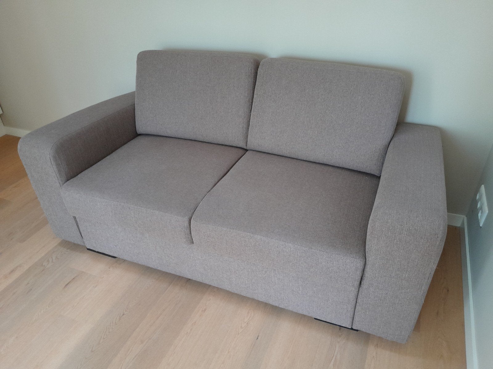 Zeer nette moderne 2 zits bank, Ophalen of Verzenden, Gebruikt, Tweepersoons, Bruin