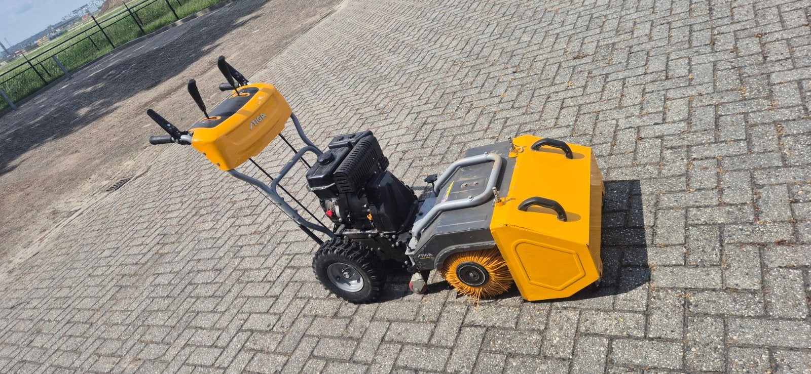 Veegmachine te huur - Stiga terreinveger, Ophalen of Verzenden, Zo goed als nieuw, Stiga