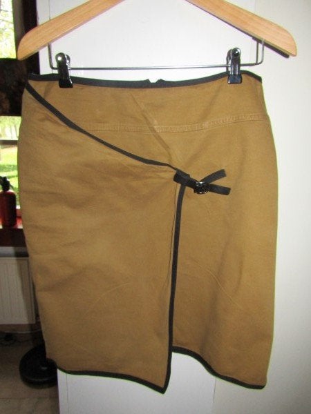 D1458 rok L cognac zwart vaste overslag riempje collegemodel, Kleding | Dames, Bruin, Verzenden, Maat 42/44 (L), Zo goed als nieuw