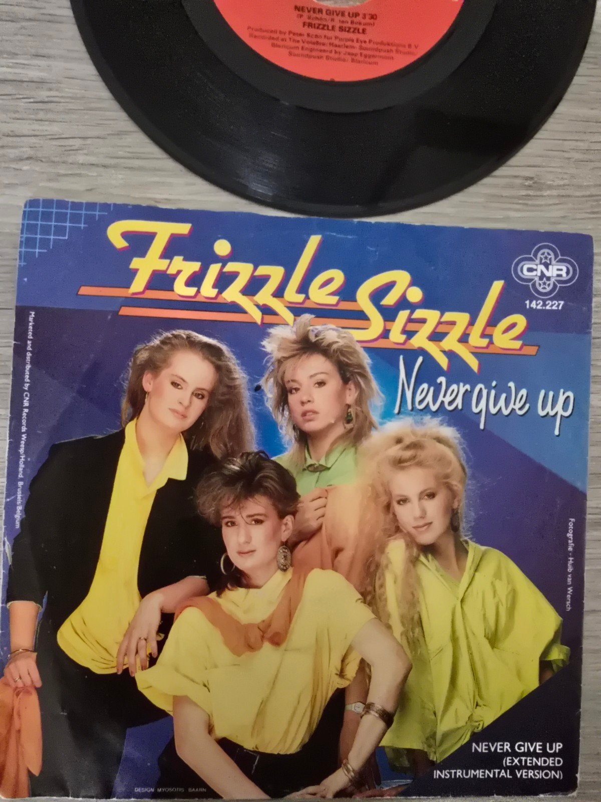 Frizzle Sizzle/ never give up, Ophalen of Verzenden, Gebruikt, 7 inch