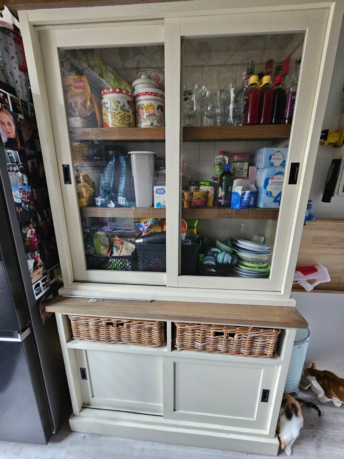 Mooie buffetkast met glazen schuifdeuren en rieten manden, Ophalen, 100 tot 150 cm, Glas, Landelijk, Modern