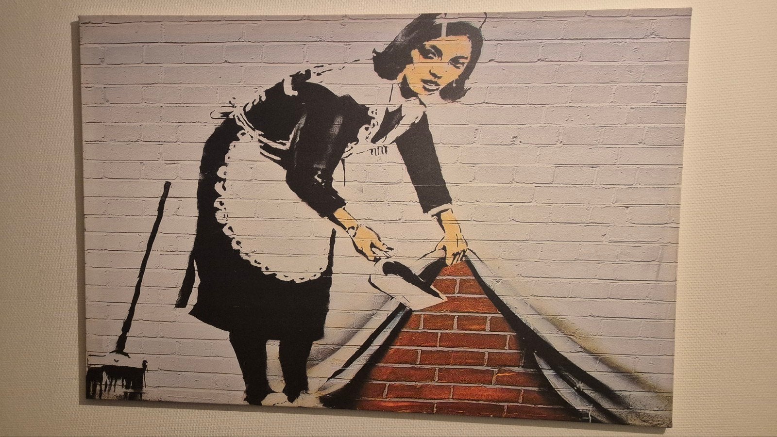 Banksy 'Maid' Canvas Print - Modern Street Art, Ophalen, Overig onderwerp, Op houten frame, Print