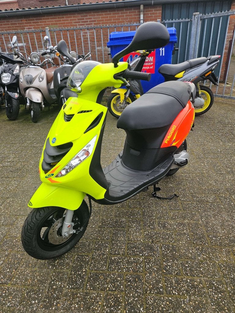 Kappenset Piaggio Zip Sp Fluo Rosso (879) Fluo Gialo (815), Fietsen en Brommers, Niet ingevuld, Piaggio, Niet ingevuld, Nieuw