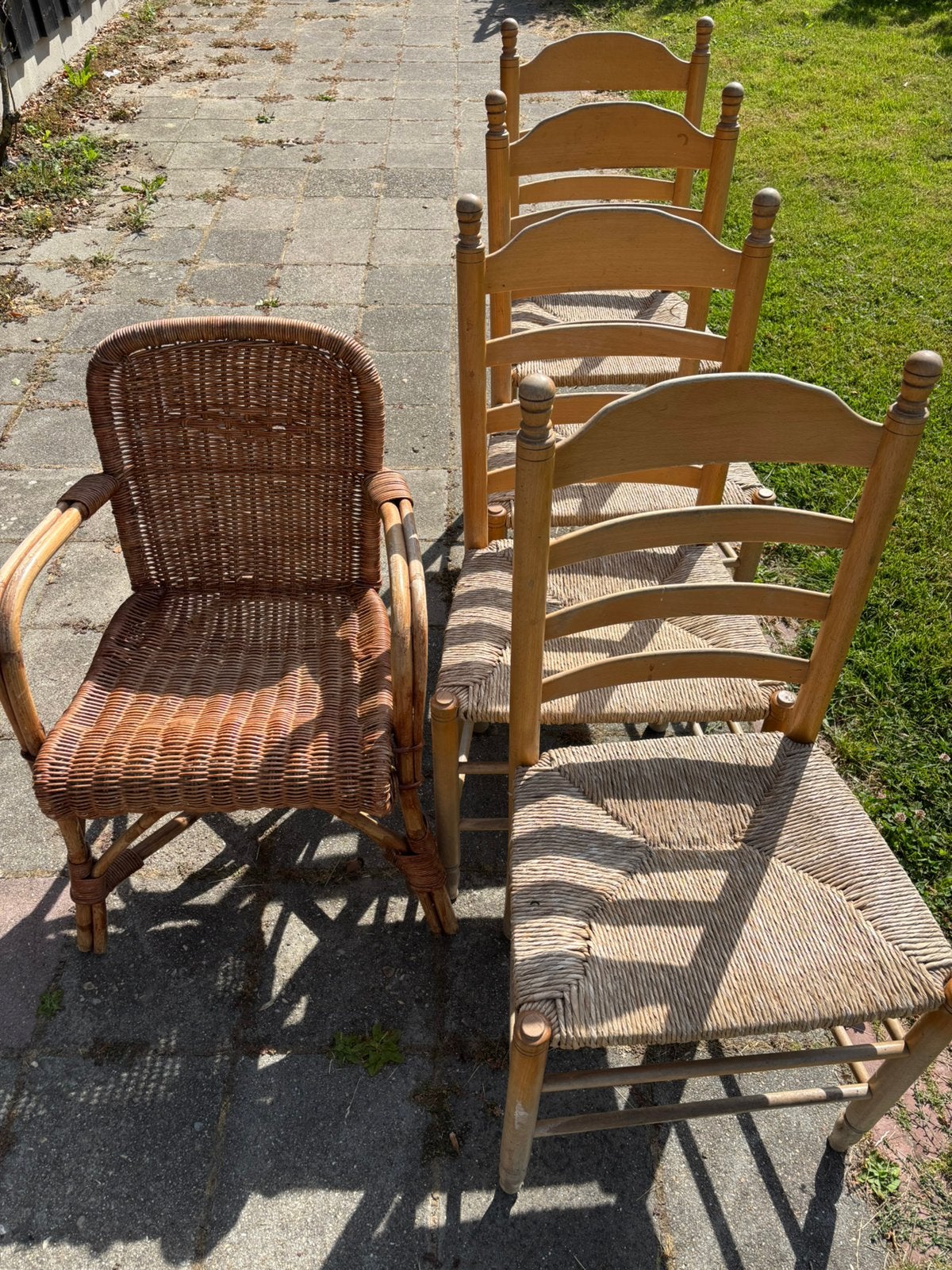 1 rotan stoel en 4 rotan - hout stoelen, Ophalen, Twee, Bruin, Zo goed als nieuw