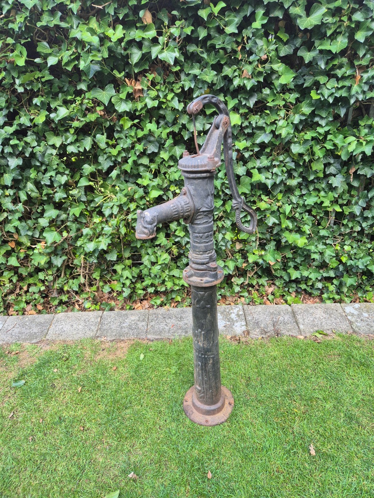 Antieke zengelpomp voor regenput of bron, Ophalen, Gebruikt