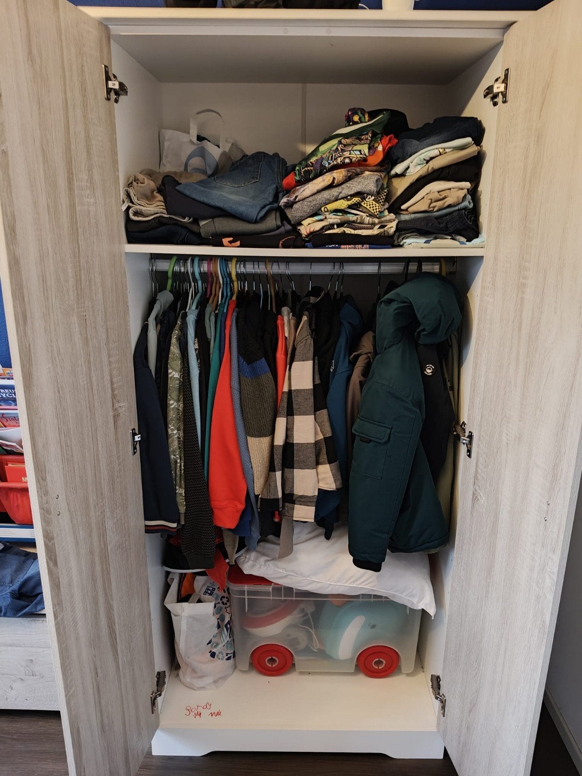 Foto 7 van kinder kamer compleet met tv kast, bed en kledingkast