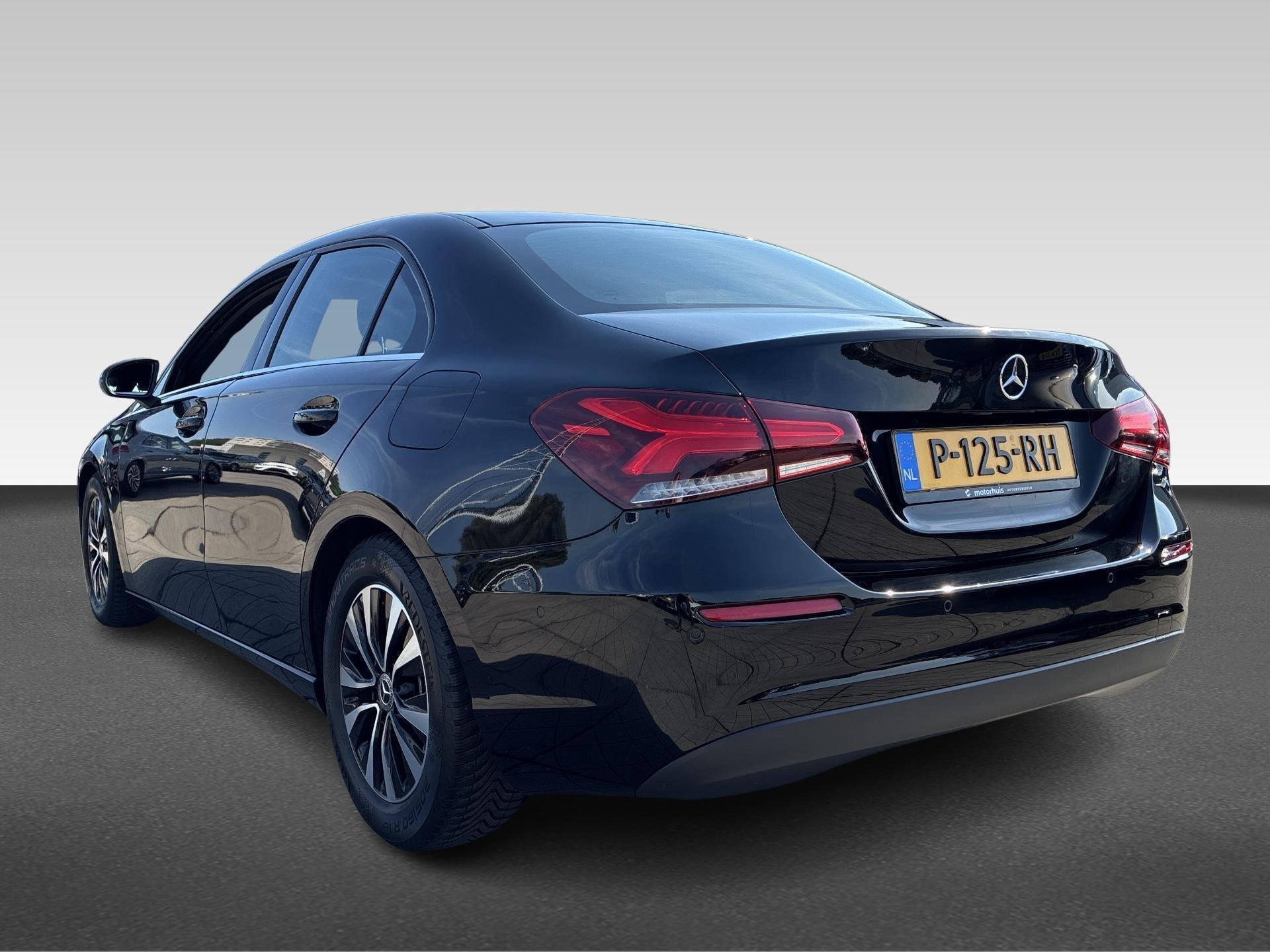 Mercedes-Benz A-klasse 180 Business Solution AMG (Thermatic), 136 pk, Euro 6, 4 cilinders, Zwart
