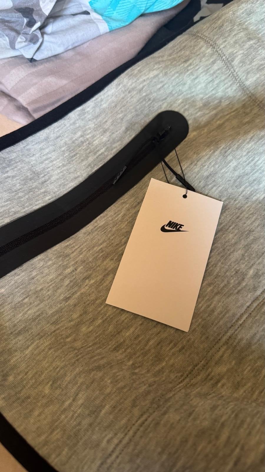 Nike Tech Fleece Joggingbroek Grijs- Nieuw met kaartjes, Ophalen of Verzenden, Nieuw, Maat 48/50 (M), Grijs