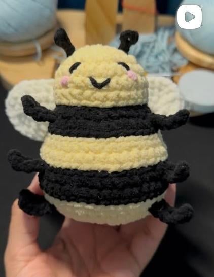 Schattige gehaakte bij knuffel - Handgemaakt, Ophalen of Verzenden, Zo goed als nieuw