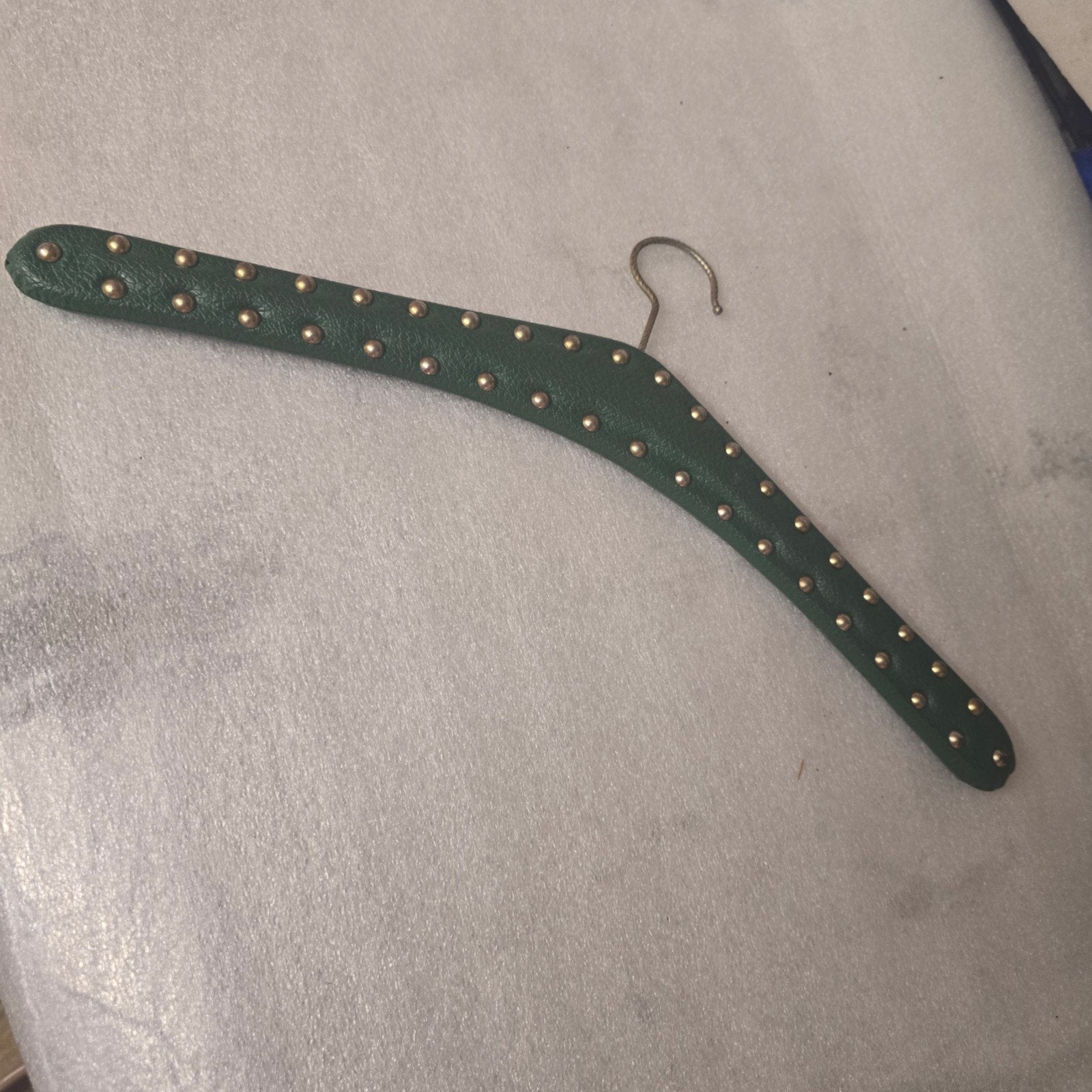 Vintage Kledinghanger Groen Leer met Gouden Studs, Groen, Vintage, Gebruikt, Leer