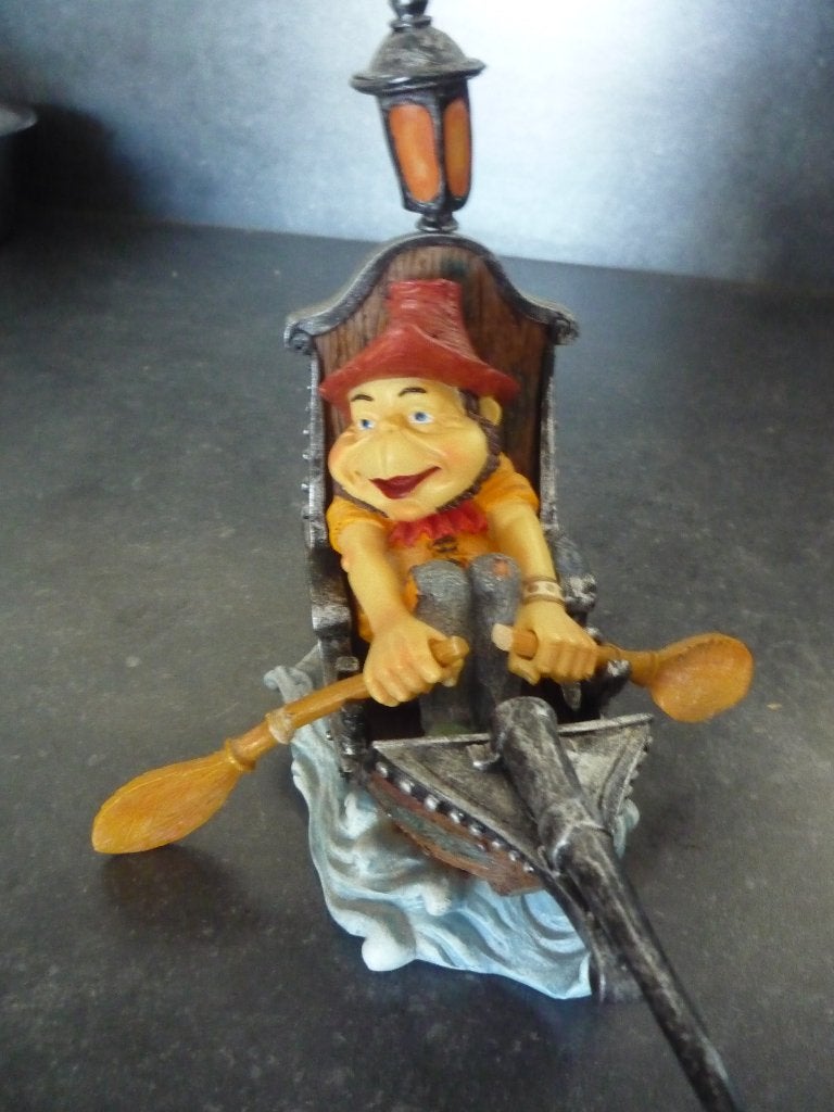Stenen Laaf in boot met lantaarn - Decoratief beeldje, Ophalen of Verzenden, Gebruikt, Beeldje of Poppetje