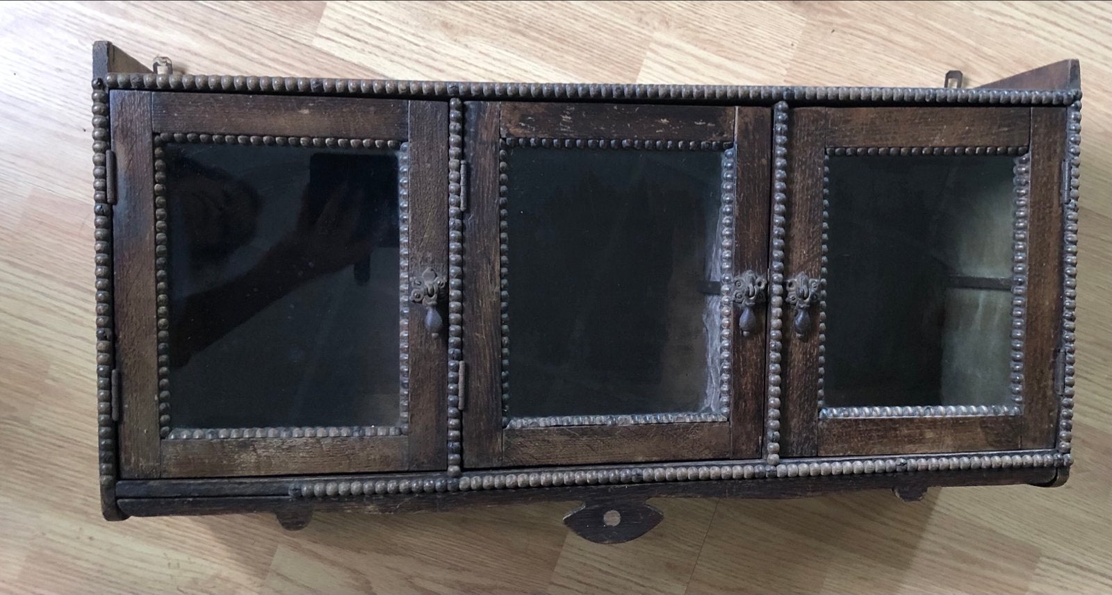 Antieke houten wandkastje met glazen deuren, Ophalen