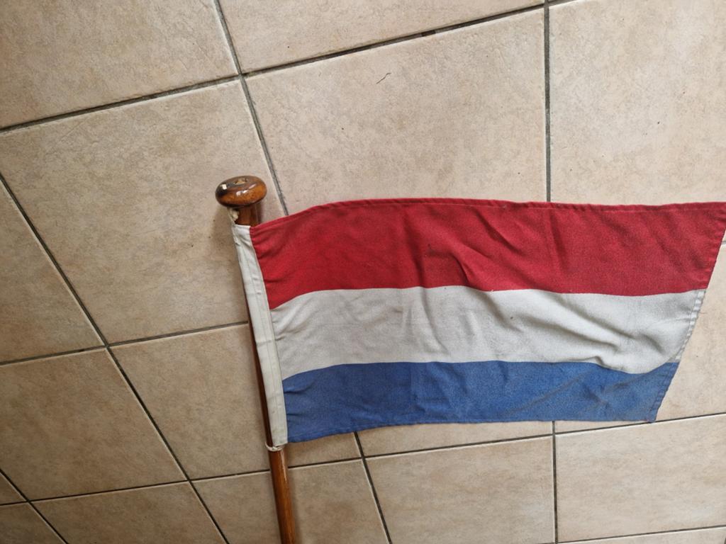 Vlag met mast en alu voet 80cm hoog, Ophalen of Verzenden, Gebruikt, Dekbeslag, Zeilboot of Motorboot