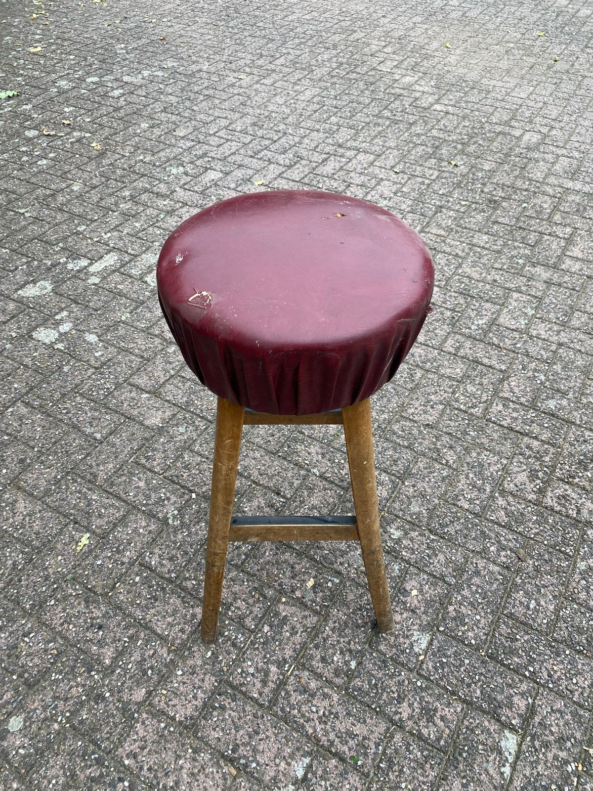 Vintage krukje met beschadigd rood zitvlak, Ophalen, Gebruikt, Hout