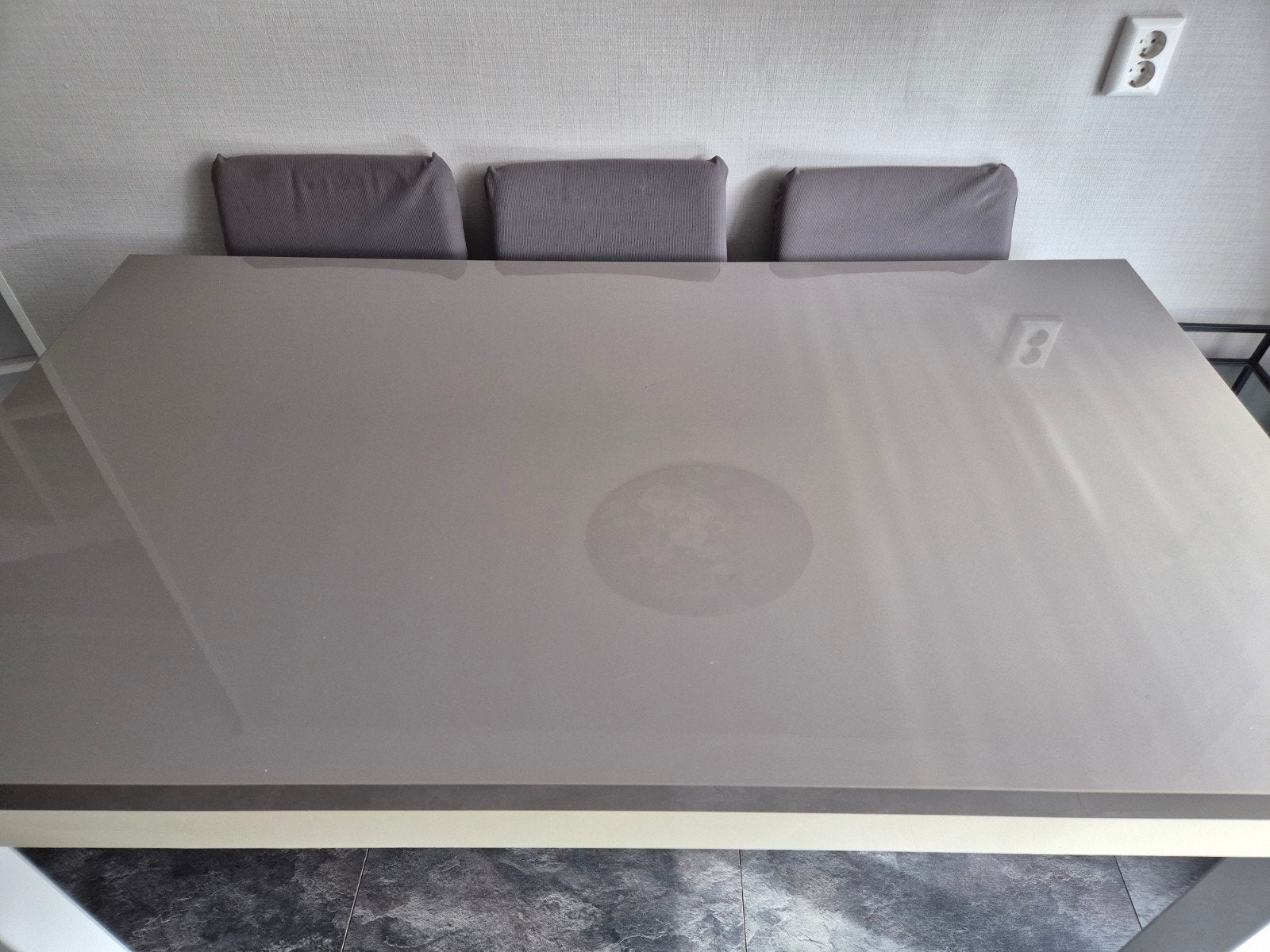 Moderne eettafel met glanzend blad en wit 90160te poten, Huis en Inrichting, Ophalen, Overige materialen, Gebruikt, 100 tot 150 cm