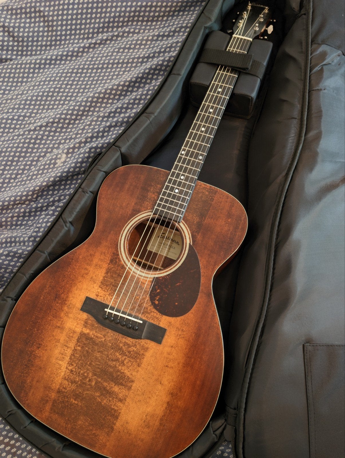 Eastman E1OM-CLA akoestische gitaar met piezo en gigbag, Ophalen, Zo goed als nieuw, Western- of Steelstringgitaar, Met (piezo-)element