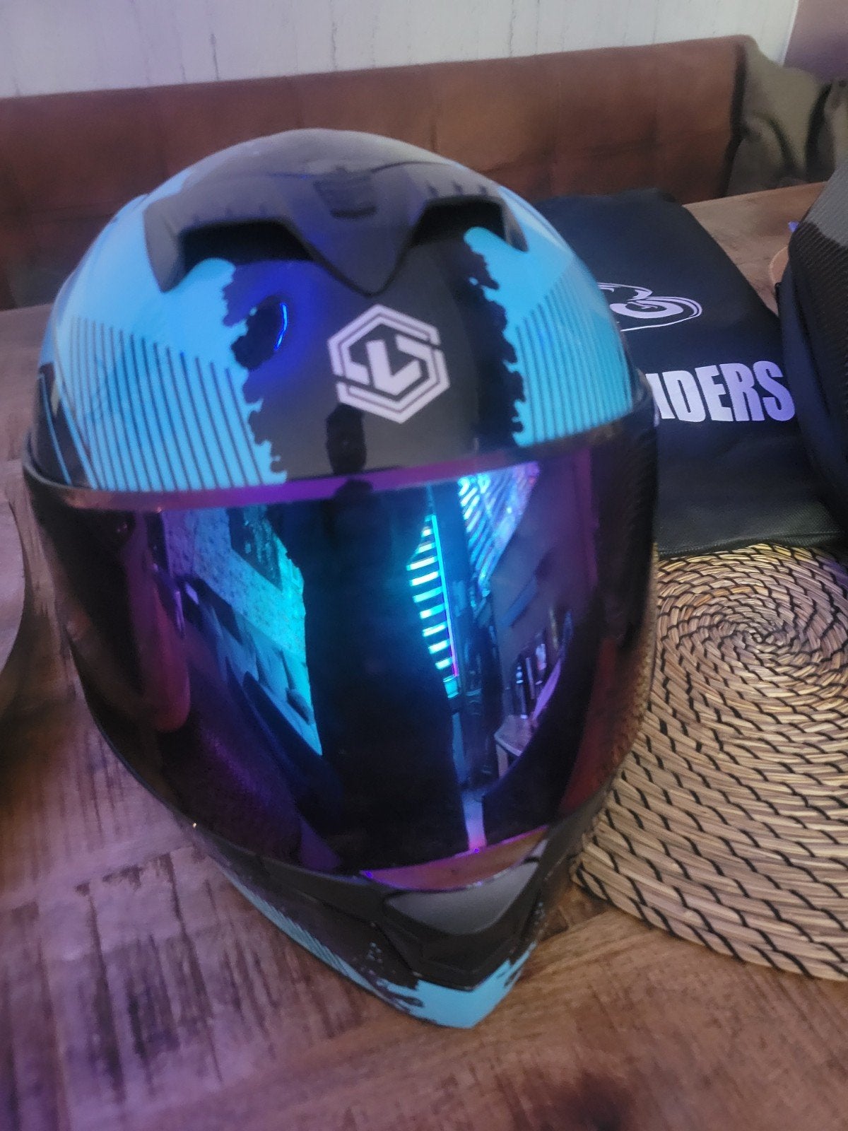 Motorhelm en rugzak met LED ogen, Ophalen