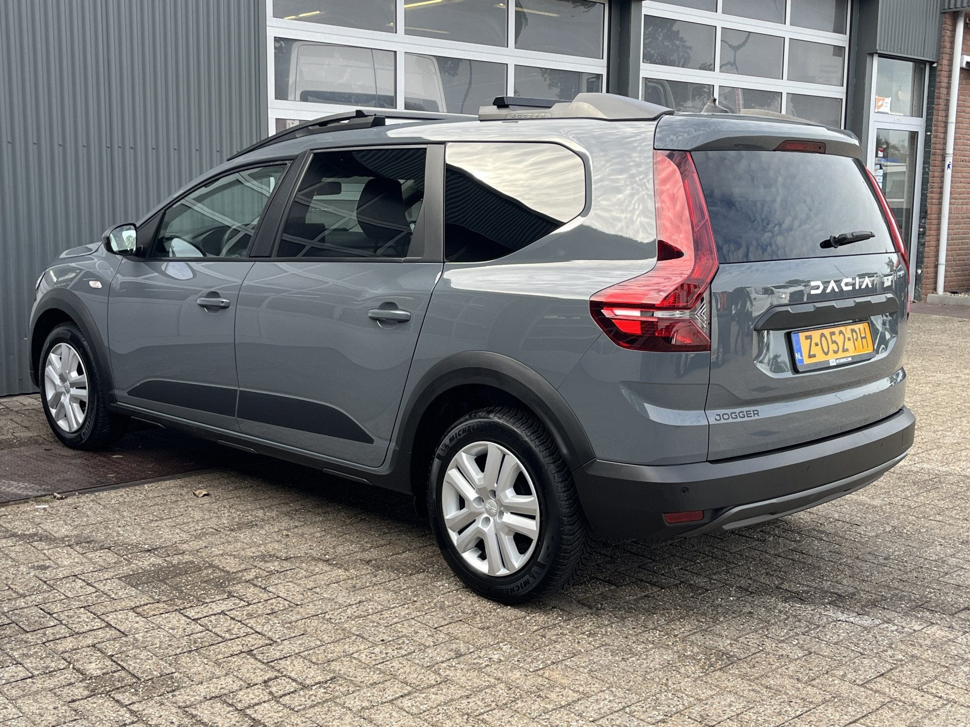 Dacia Jogger 1.0 TCe 110 Expression 7p. Airco Cruise control, Voorwielaandrijving, Gebruikt, 7 stoelen, Origineel Nederlands