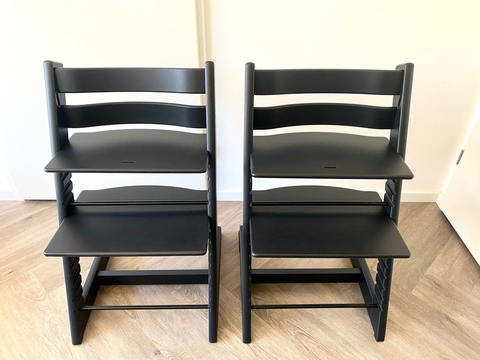 refurbished Twee Stokke Tripp Trapp stoelen - Zwart, Ophalen, Zo goed als nieuw, Meegroeistoel, Aanschuifbaar