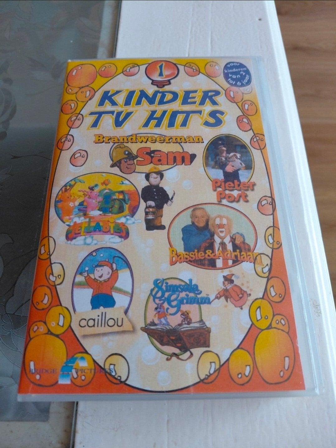 Kinder TV Hits videoband. Met onder andere Bassie en Adriaan, Cd's en Dvd's, Ophalen of Verzenden, Gebruikt, Kinderprogramma of -film