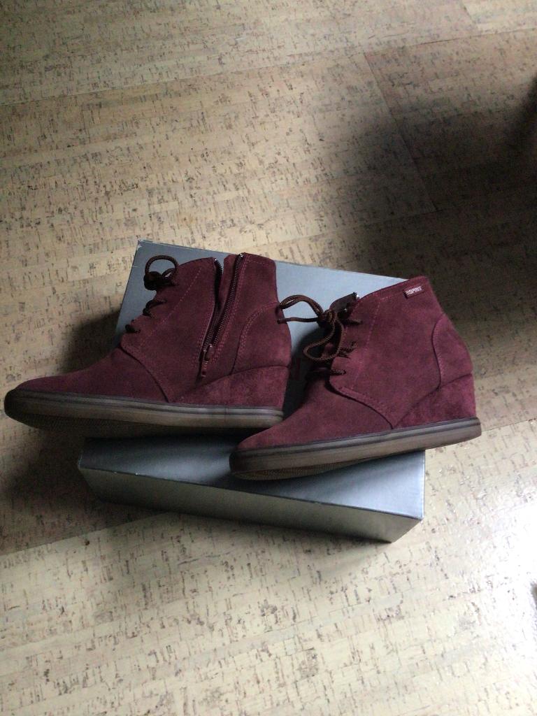 Schoenen, Lage of Enkellaarzen, Ophalen of Verzenden, Zo goed als nieuw, Rood