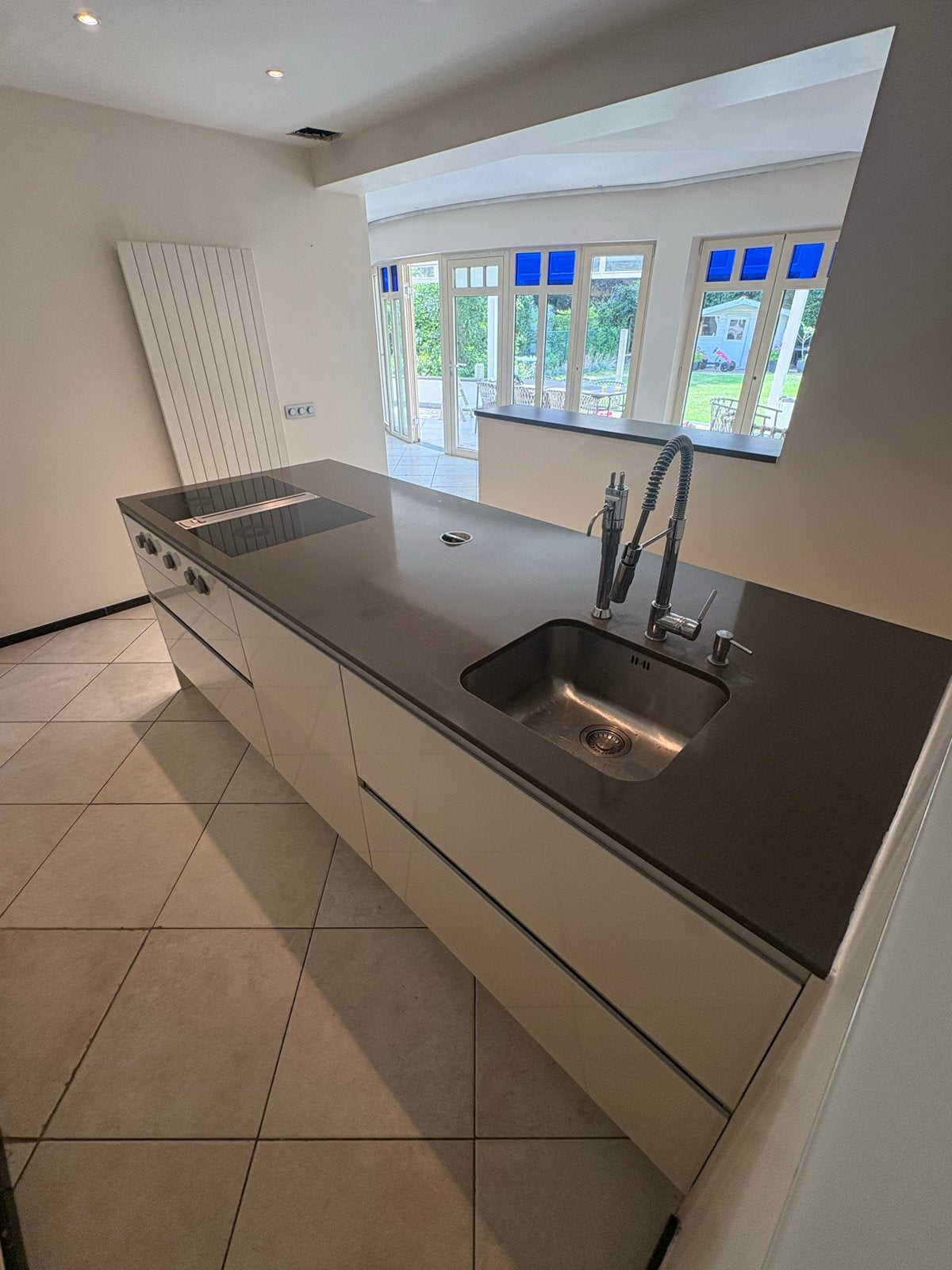 Moderne keuken met eiland,vaatwasser, oven/magnetron en 5-i, Huis en Inrichting, Keuken | Complete keukens, Ophalen, Wit, Overige typen