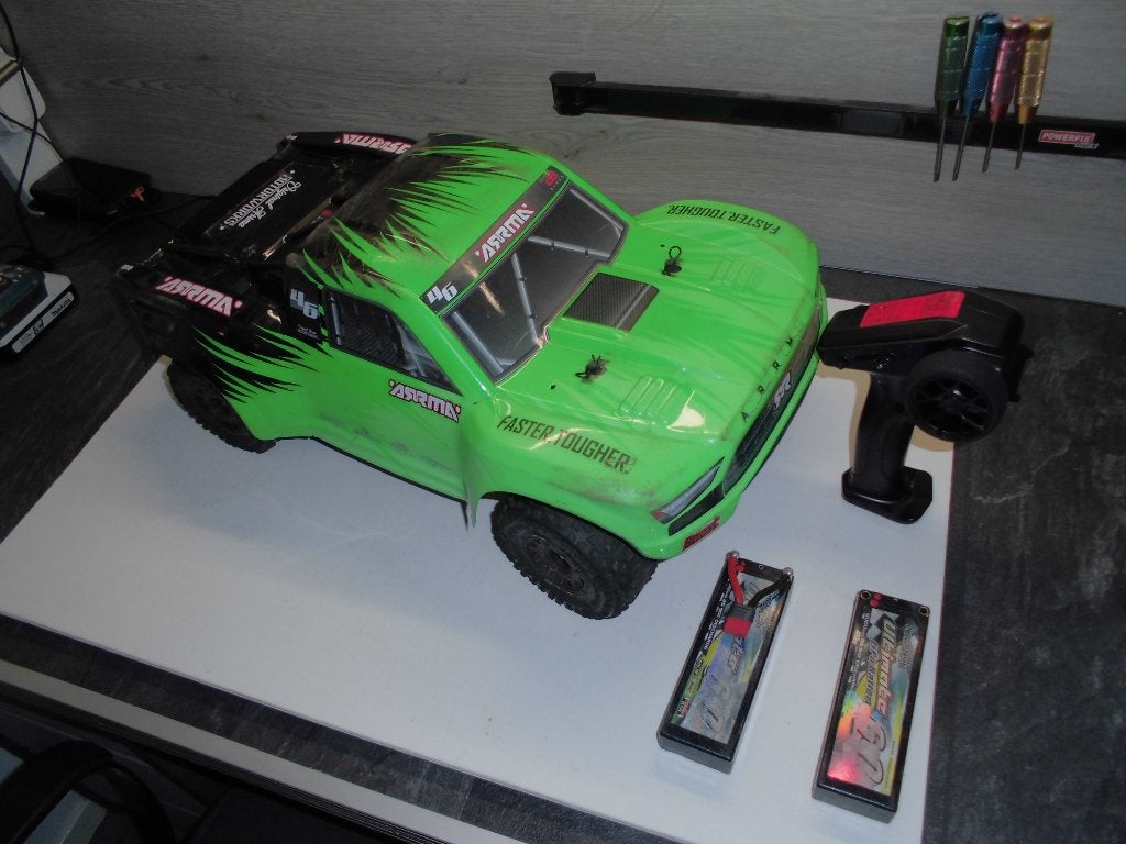 ARRMA SENTON SHORT COURSE met BRUSHED MOTOR EN REGELAAR, Gebruikt, Auto offroad, Schaal 1:10, RTR (Ready to Run)